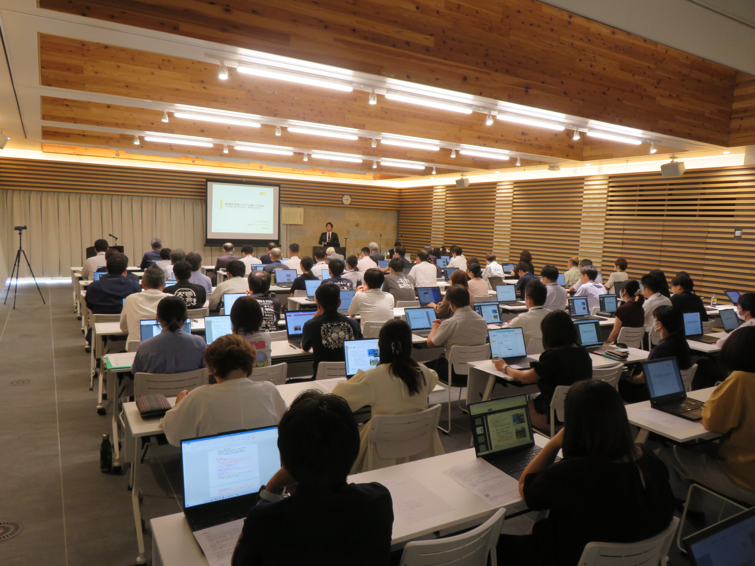 高畠町役場大会議室で講演を聴く職員の様子。
